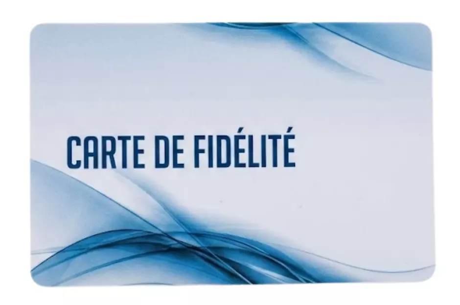 Carte blanche avec texte bleu "CARTE DE FIDÉLITÉ" sur fond de motifs ondulés bleus.