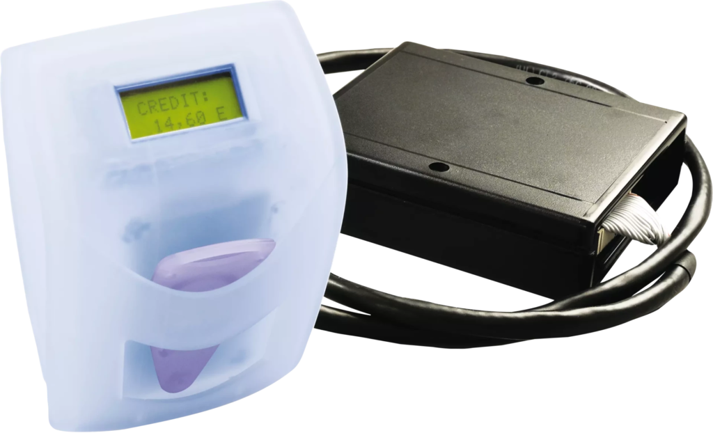 L'image montre un compteur électrique avec un écran affichant "CRÉDIT" et un boîtier noir connecté par un câble.